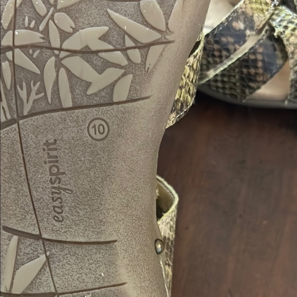 Easy Spirit Tan Snakeskin look Sandals with Criss Cross Straps Sz 10 - Picture 4 of 7